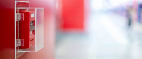 zdjęcie przedstawiające personel firmy przeprowadzający przegląd systemu sygnalizacji pożarowej