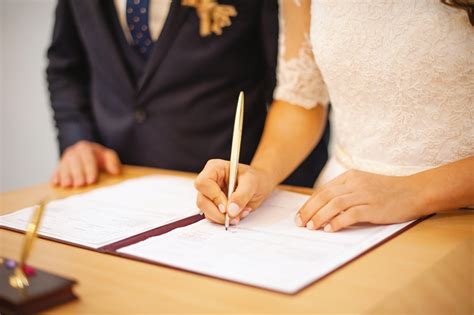 Para podpisująca dokumenty małżeńskie, symbol układu