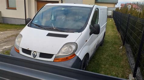 Zdjęcie przedstawiające uszkodzony bus Renault Trafic na miejscu wypadku na drodze S8