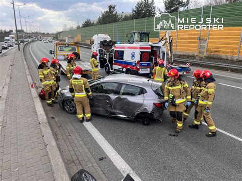 Widok na miejsce wypadku na S8 z udziałem służb ratowniczych i policji