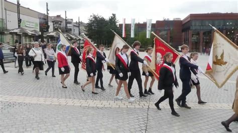 Zdjęcie przedstawiające przemarsz pocztów sztandarowych i orkiestry podczas jubileuszu