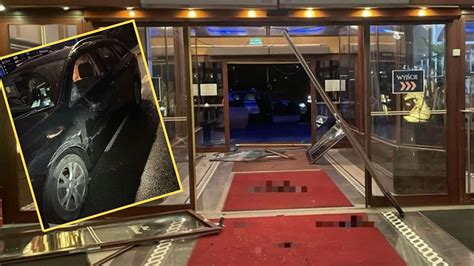 Zniszczone drzwi wejściowe Hotelu Gołębiewski w Karpaczu