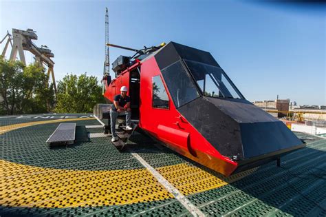 Widok ogólny na poligon pożarowy Fire Field z lądowiskiem helikoptera i elementami symulacyjnymi