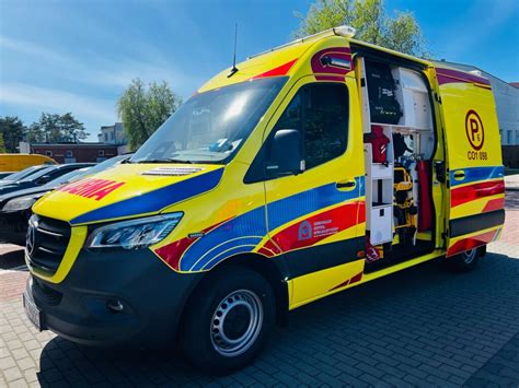 Wnętrze ambulansu Fiat Ducato z zaawansowanym sprzętem medycznym