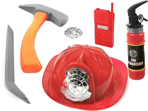 zdjęcie przedstawiające różne akcesoria do stroju strażaka: kask, gaśnica, toporek, krótkofalówka