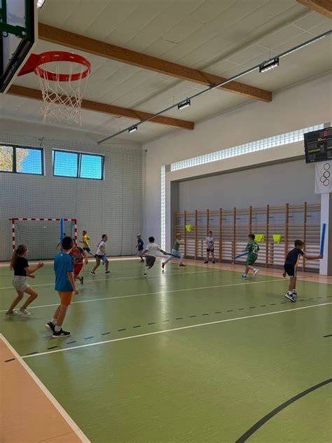 Nowoczesna sala sportowa w Łagiewnikach Kościelnych, widok ogólny