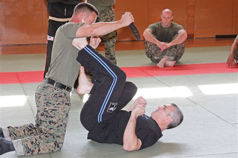 Strażacy podczas ćwiczeń z samoobrony, testujący techniki Krav Maga