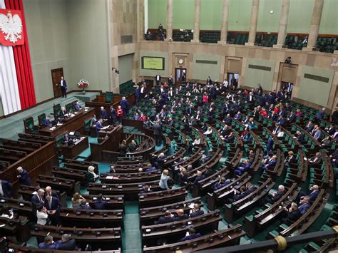 Symboliczne zdjęcie niezależności mediów publicznych lub sali obrad sejmu/senatu