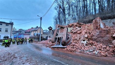 Zdjęcie resztek hali meblowej w Zagórzu podczas rozbiórki