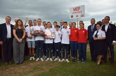 Zdjęcie drużyny MDP podczas ćwiczeń z wężami sportowymi W-52-15-ŁA