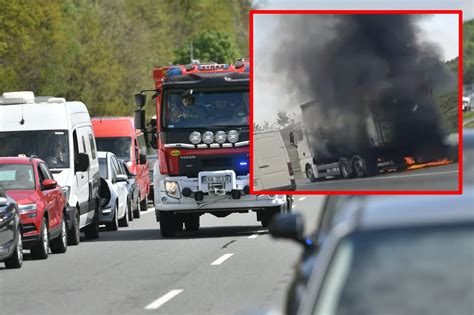Płonąca ciężarówka na autostradzie A2