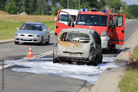 Spalony samochód osobowy na drodze ekspresowej S14