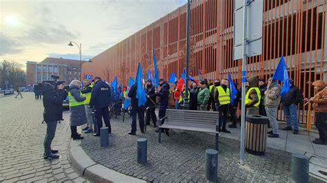 Zdjęcie funkcjonariuszy policji i służb śledczych na miejscu zbrodni