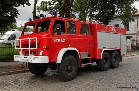 Fotografia przedstawiająca uroczyste przekazanie sprzętu strażackiego jednostce OSP