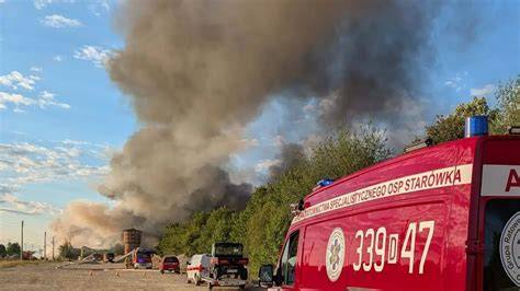 Słup dymu nad płonącym wysypiskiem w Radomiu