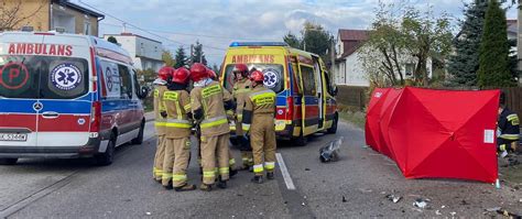 Zdjęcie przedstawiające akcję ratowniczą strażaków przy wypadku drogowym