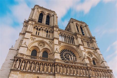 Zdjęcie przedstawiające płonącą katedrę Notre Dame w trakcie akcji gaśniczej