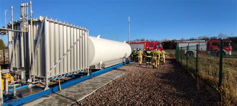 Tematyczne zdjęcie stacji regazyfikacji LNG z widocznym systemem gaśniczym pianowym