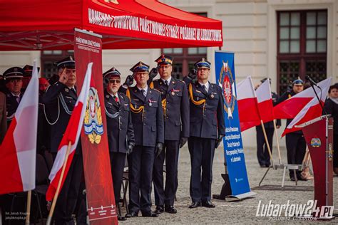 Strażacy podczas uroczystości Powiatowego Dnia Strażaka, odbierający odznaczenia
