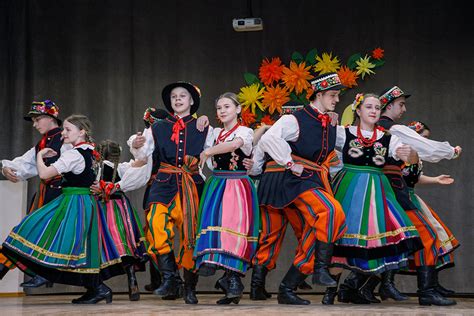 Dzieci w strojach strażackich śpiewające piosenkę na scenie