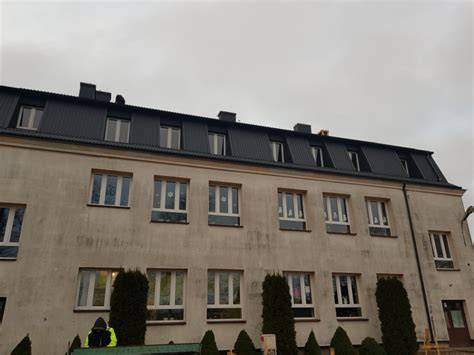 Zdjęcie przedstawiające dym unoszący się z dachu Szkoły Podstawowej w Gorzkowicach