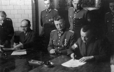 zdjęcie z ceremonii podpisania Układu o zaprzestaniu działań wojennych w Warszawie, od lewej płk Kazimierz Iranek-Osmecki, SS-Obergruppenführer Erich von dem Bach i ppłk Zygmunt Dobrowolski