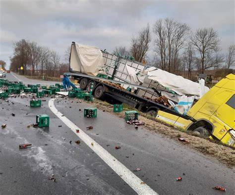 Zdjęcie z miejsca wypadku cysterny, uszkodzona kabina ciężarówki w rowie przy drodze, noc, służby ratunkowe