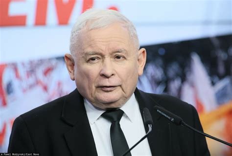 zdjęcie Jarosława Kaczyńskiego w hełmie strażackim podczas pikniku