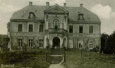 Zdjęcie XVIII-wiecznego pałacu w Garbiczu po pożarze