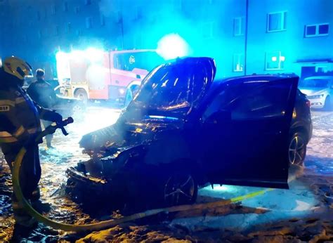 Zdjęcie płonącego samochodu osobowego na parkingu osiedlowym w Andrychowie
