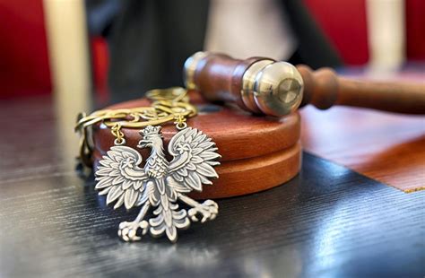Zilustrowanie sali sądowej lub symboli sprawiedliwości