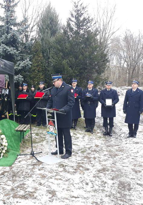Uroczystość pogrzebowa z asystą strażaków