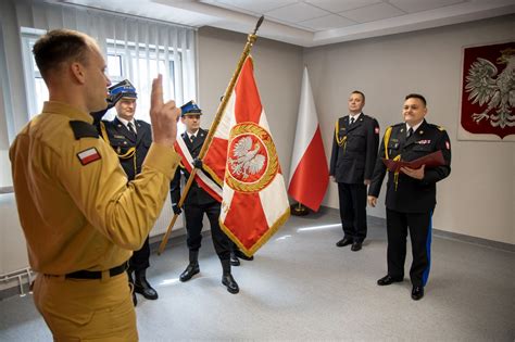Portret strażaka Mateusza Glińskiego w mundurze służbowym