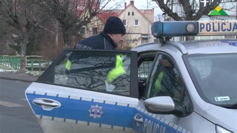 Zdjęcie pirotechników policyjnych pracujących na miejscu zdarzenia w mieszkaniu, z widocznym sprzętem do wykrywania materiałów