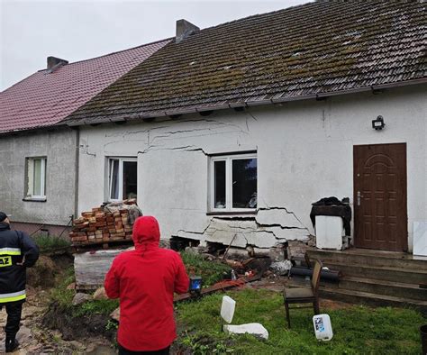 uszkodzony budynek mieszkalny po pożarze