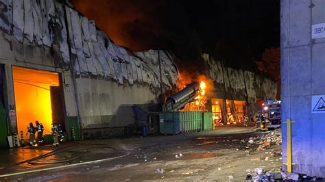 Zdjęcie płonącej hali sortowni odpadów w Elblągu nocą