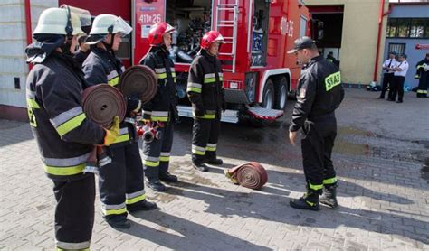 Ćwiczenia Ochotniczej Straży Pożarnej na rynku w Brwinowie w latach 30.