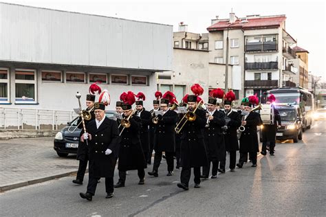 Uroczysty przemarsz strażaków i orkiestry dętej