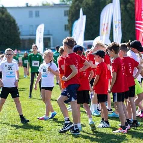 Zdjęcie z konkursów kulinarnych lub zawodów sportowych podczas pikniku strażackiego