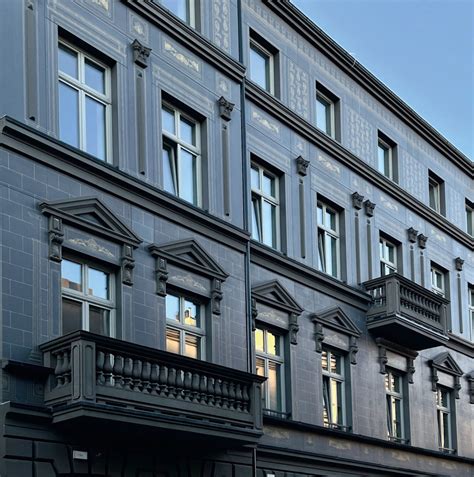Zdjęcie kamienicy przy ul. Rycerskiej 10 po rewitalizacji, ukazujące detale architektoniczne