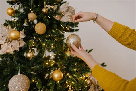 Zdjęcie choinki świątecznej z zachowaniem bezpiecznej odległości od źródeł ciepła