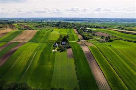 Zdjęcie przedstawiające pola uprawne z zachowaniem zasad bezpieczeństwa przeciwpożarowego