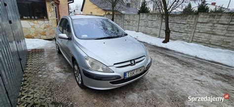 samochód osobowy Peugeot 307 płonący w komorze silnika na przystanku autobusowym