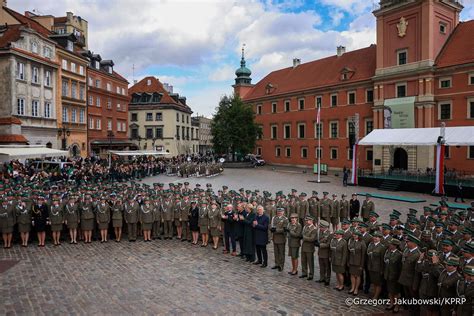 Zlot pocztów sztandarowych OSP na placu Zamkowym w Warszawie