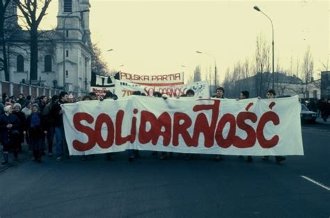 Zdjęcie przedstawiające ludzi niosących pomoc, symbol solidarności społecznej