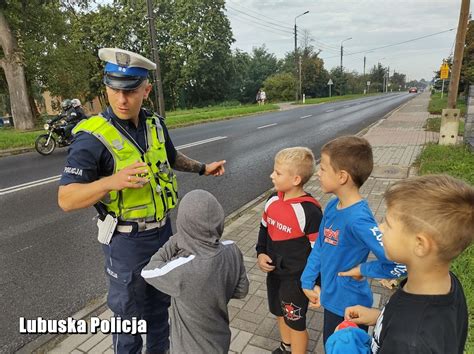 Strażak rozmawia z dziećmi w obozie