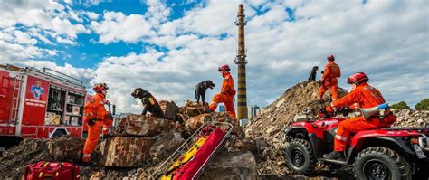 Ilustracja przedstawiająca symbolikę straży pożarnej i działania ratownicze.