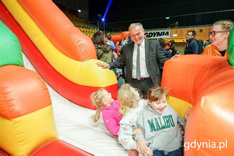 Dzieci bawiące się na dmuchanej zjeżdżalni podczas festynu
