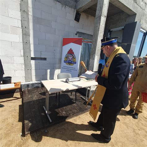 zdjęcie z ceremonii wmurowania aktu erekcyjnego w nowej siedzibie OSP Dłutowo