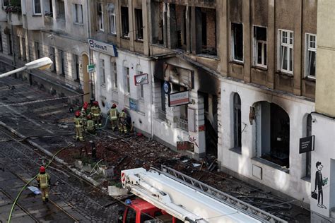 Zdjęcie przedstawiające akcję ewakuacyjną z balkonu kamienicy na ulicy Nowy Świat
